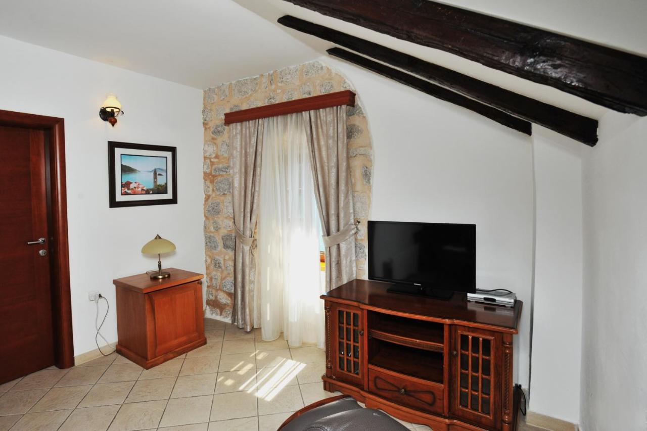 Lady Of The Rocks Apartments Perast Exterior photo